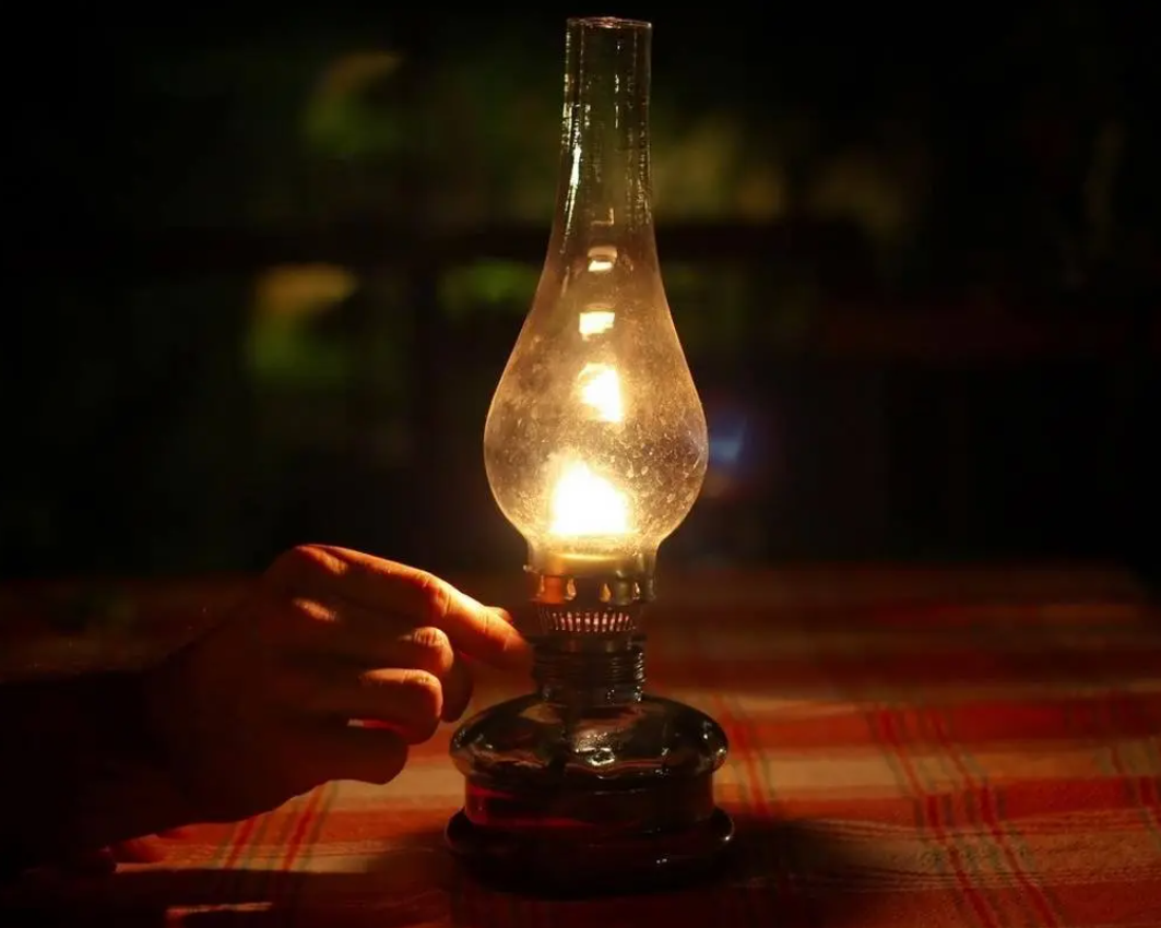 Sử dụng dầu luyn, dầu hỏa, cồn 90 độ diệt mối